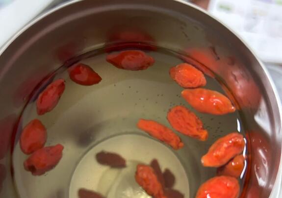 你和更年期只差一个保温杯泡枸杞的距离