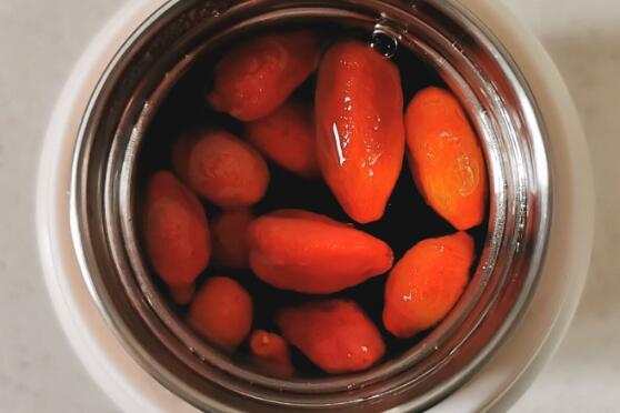 保温杯泡枸杞：你与更年期的距离，或许只差一个泡枸杞的保温杯。