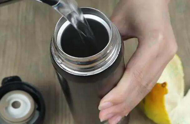 保温杯使用一段时间后去除异味的方法